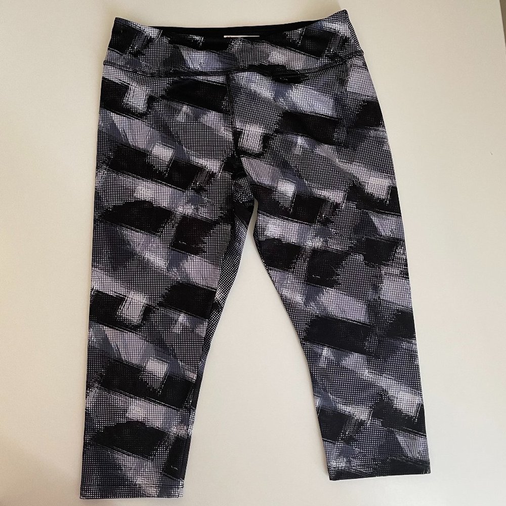 Forever 21 Ankle Leggings with  White and Black Design / Size M
